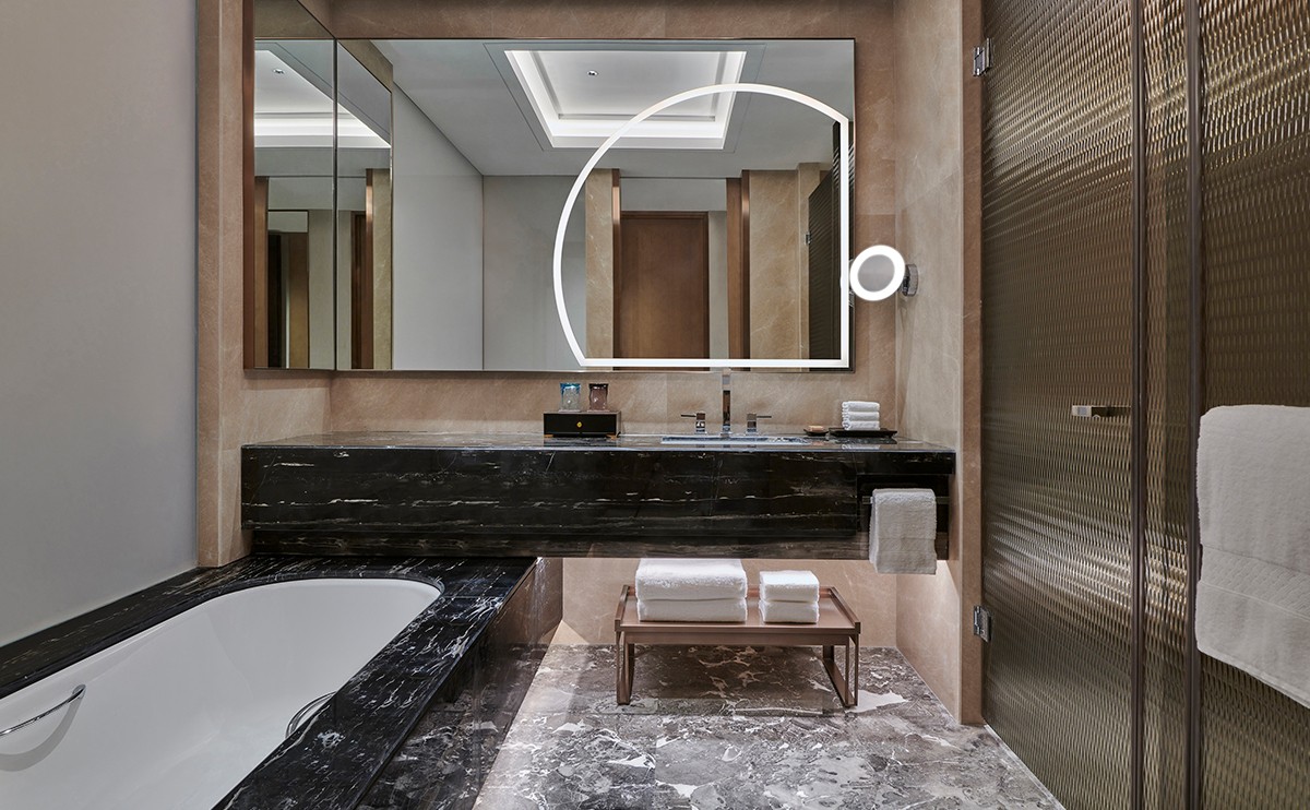 Hilton-glass shower room
