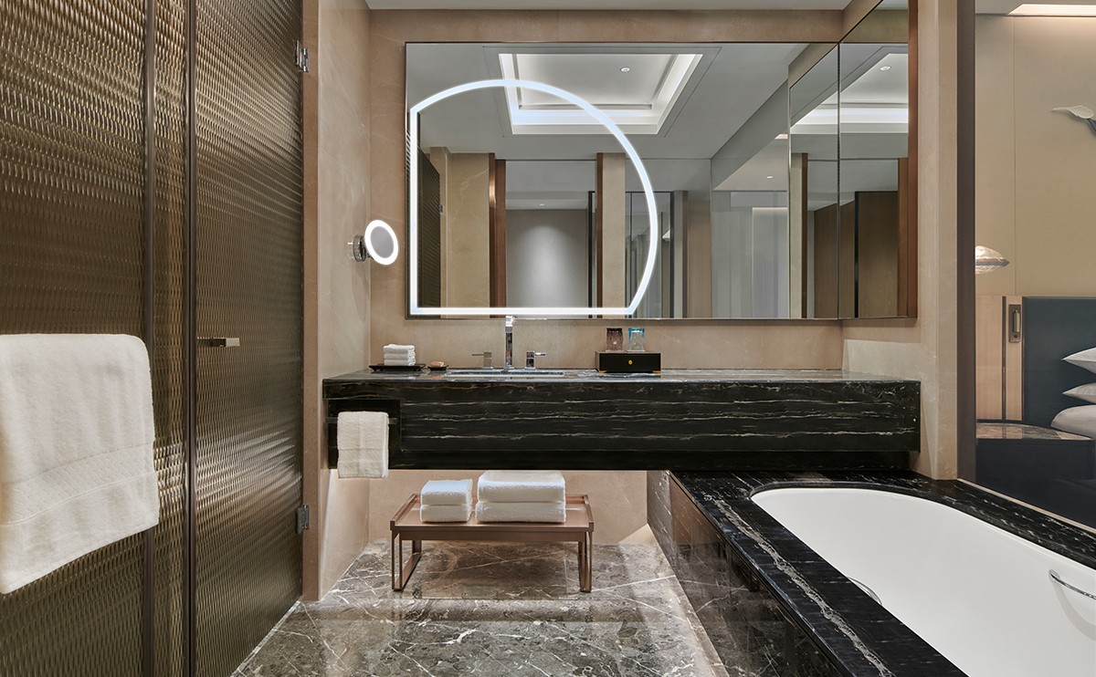 shower room glass -Hilton